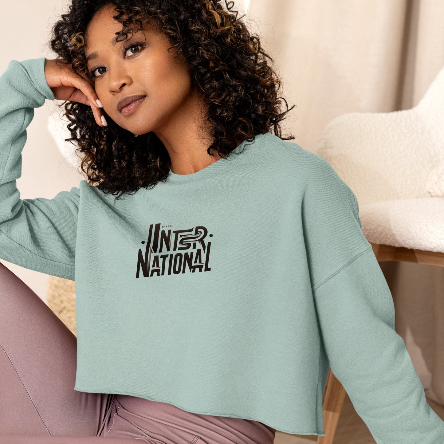 International - Crop Sweatshirt